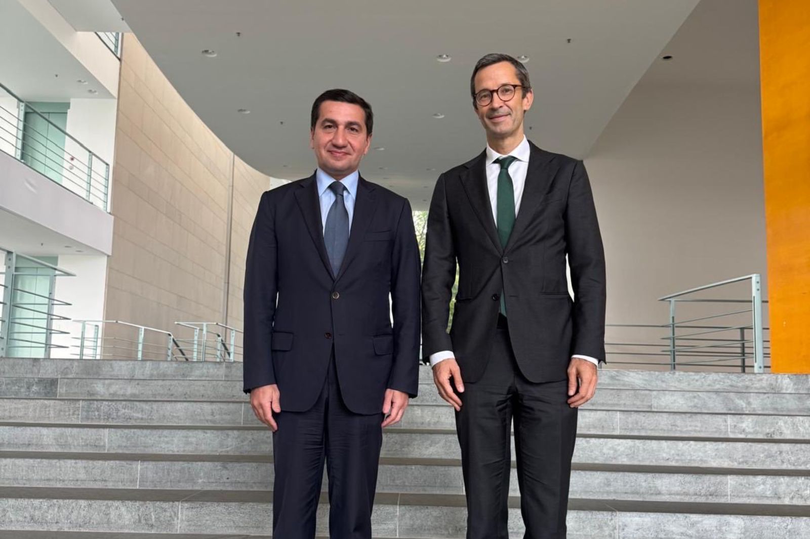 Hikmət Hacıyev Almaniya kanslerinin müşaviri regional məsələləri müzakirə edib