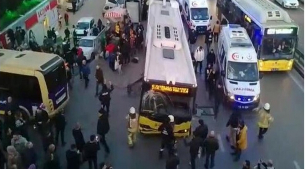 İstanbulda avtobus dayanacağa çırpılıb