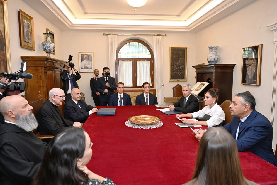 Birinci vitse-prezident Mehriban Əliyeva Vatikanda Müqəddəs Pavel Bazilikasının baş keşişi ilə görüşüb - Şəkil 4