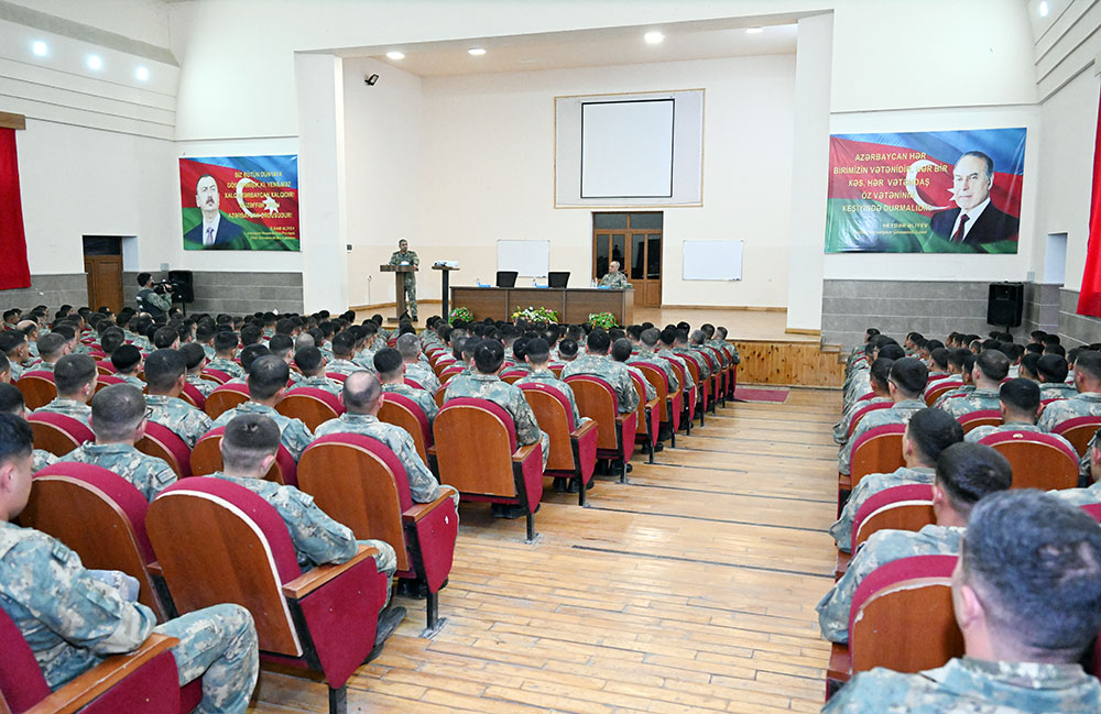 Müdafiə naziri ordu bölmələrində döyüş hazırlığı və təminat səviyyəsini yoxlayıb - Şəkil 3