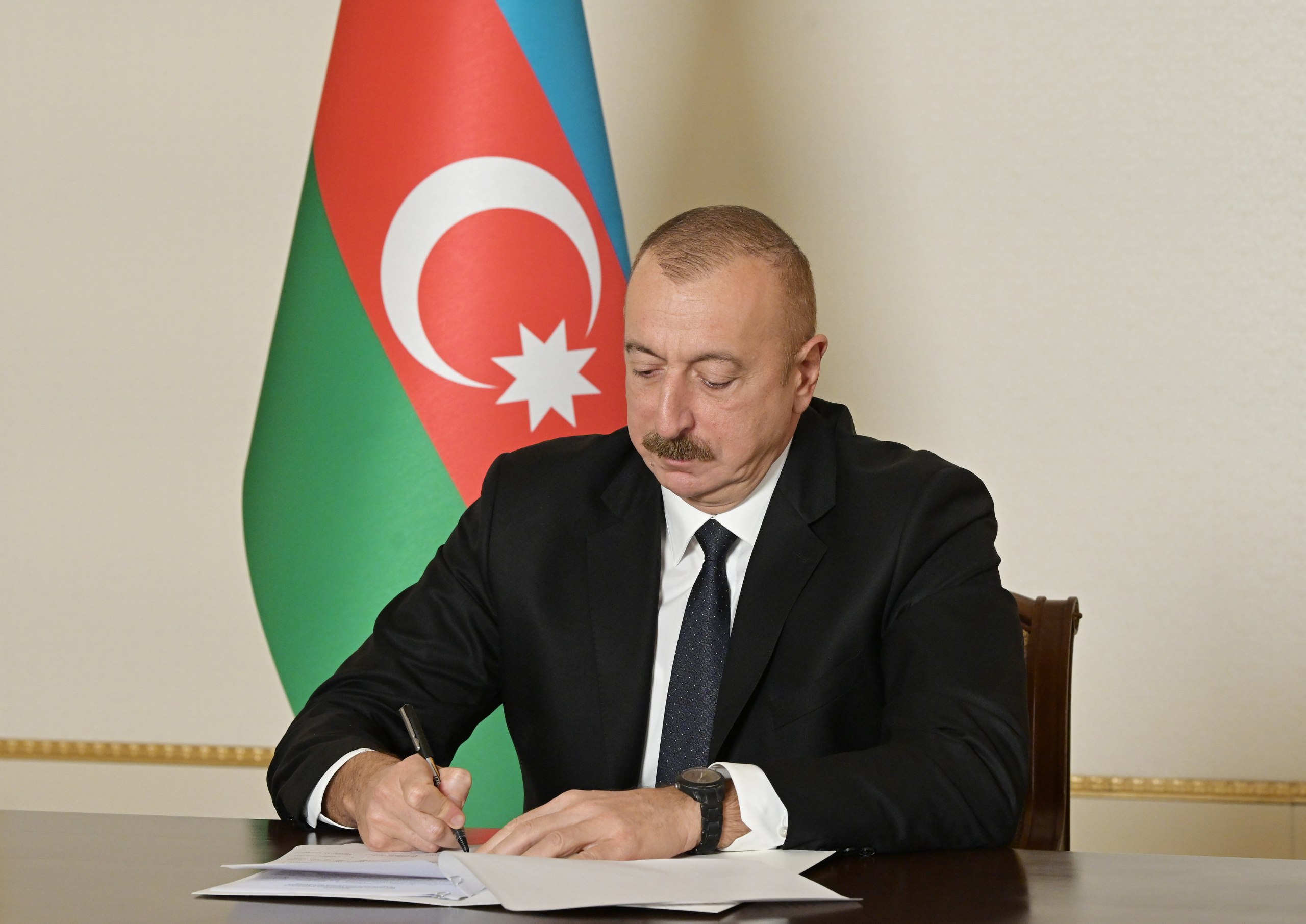 Prezident statistika sahəsində çalışan işçiləri təltif edib - SİYAHI