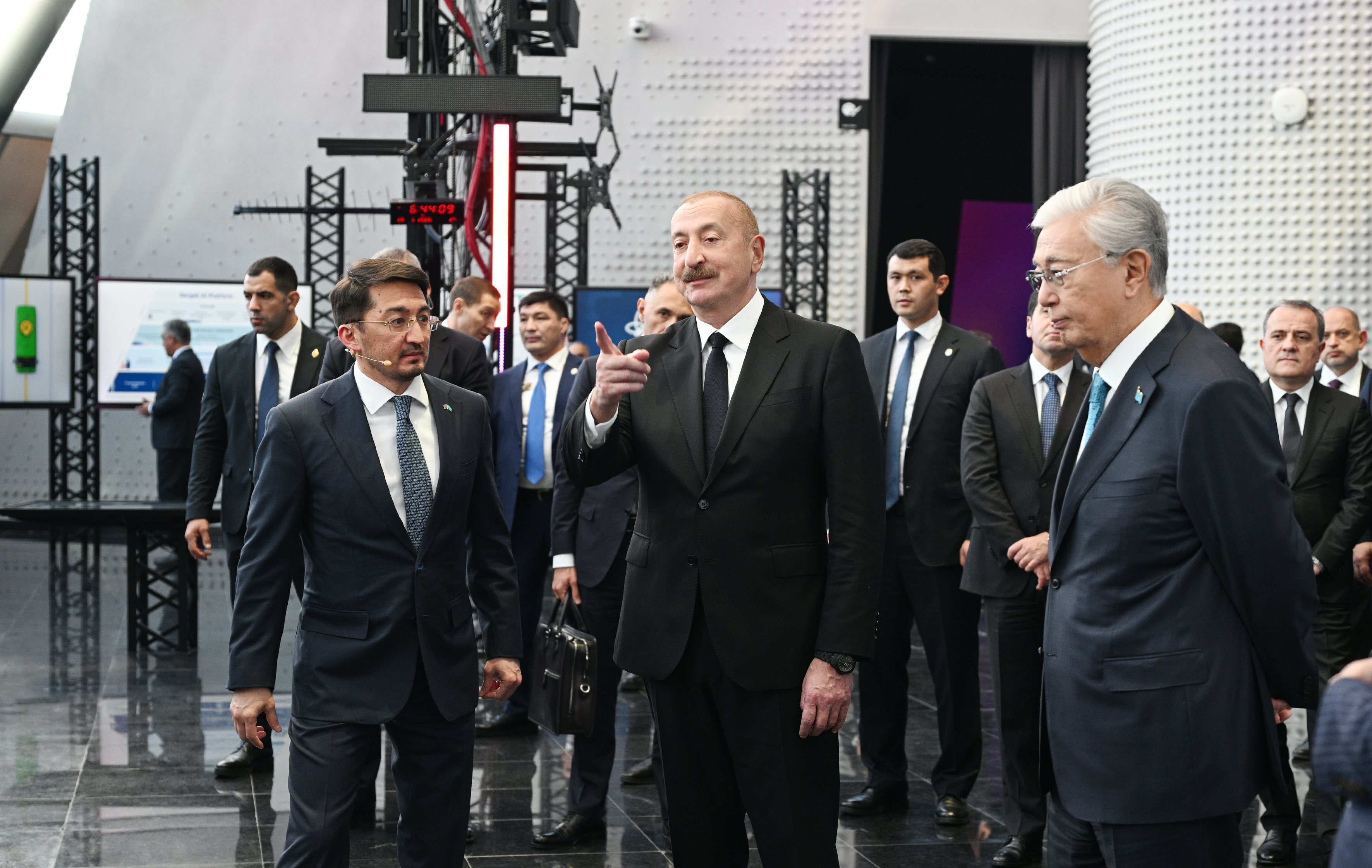 İlham Əliyev və Tokayev Astanada “Alem.ai” Beynəlxalq Süni İntellekt Mərkəzində olublar - Şəkil 19
