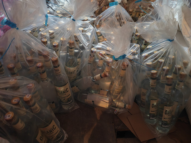 Gəncədə topdansatış mağazasında saxta alkoqollu içkilər aşkarlanıb - Şəkil 1