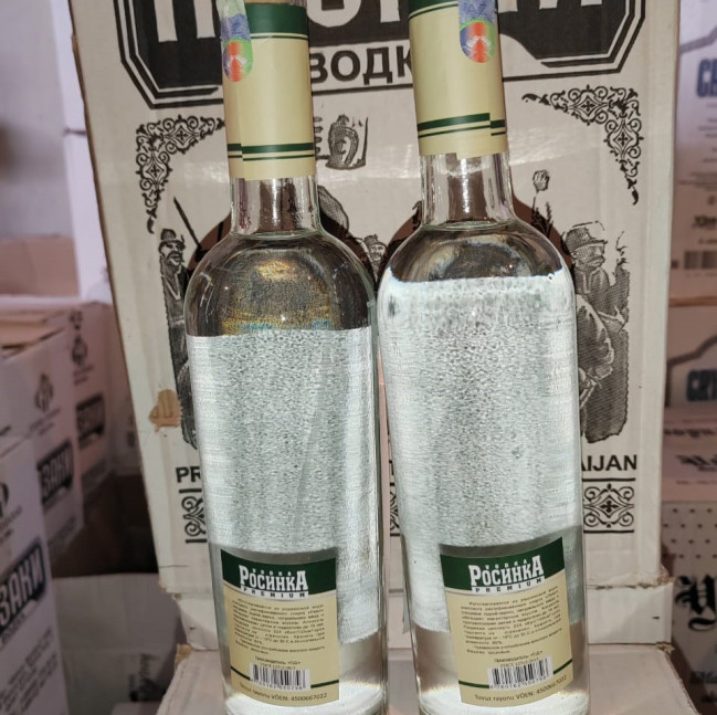 Gəncədə topdansatış mağazasında saxta alkoqollu içkilər aşkarlanıb - Şəkil 3