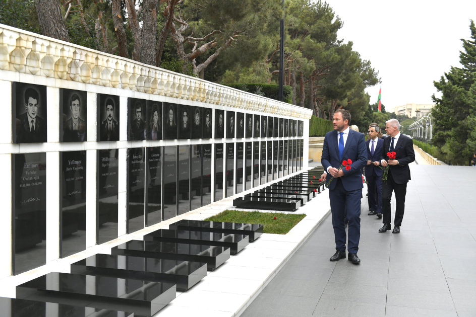 Estoniyanın xarici işlər naziri Bakıda şəhidlərin xatirəsini anıb - Şəkil 1