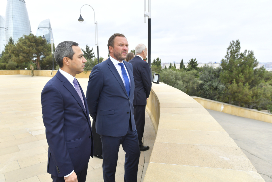 Estoniyanın xarici işlər naziri Bakıda şəhidlərin xatirəsini anıb - Şəkil 5