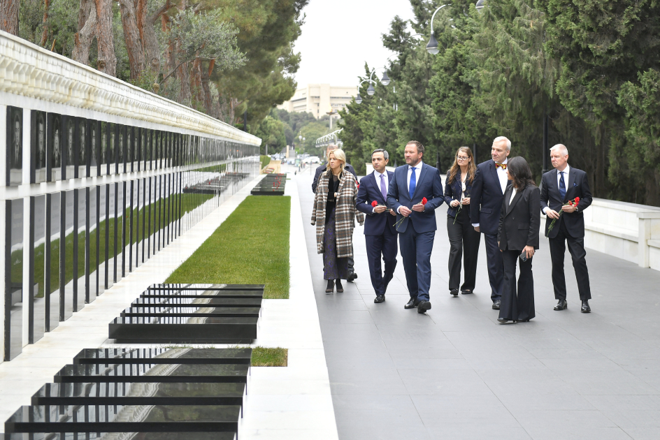 Estoniyanın xarici işlər naziri Bakıda şəhidlərin xatirəsini anıb - Şəkil 4