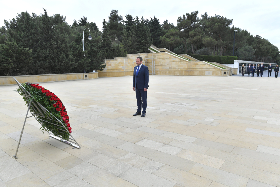 Estoniyanın xarici işlər naziri Bakıda şəhidlərin xatirəsini anıb - Şəkil 3