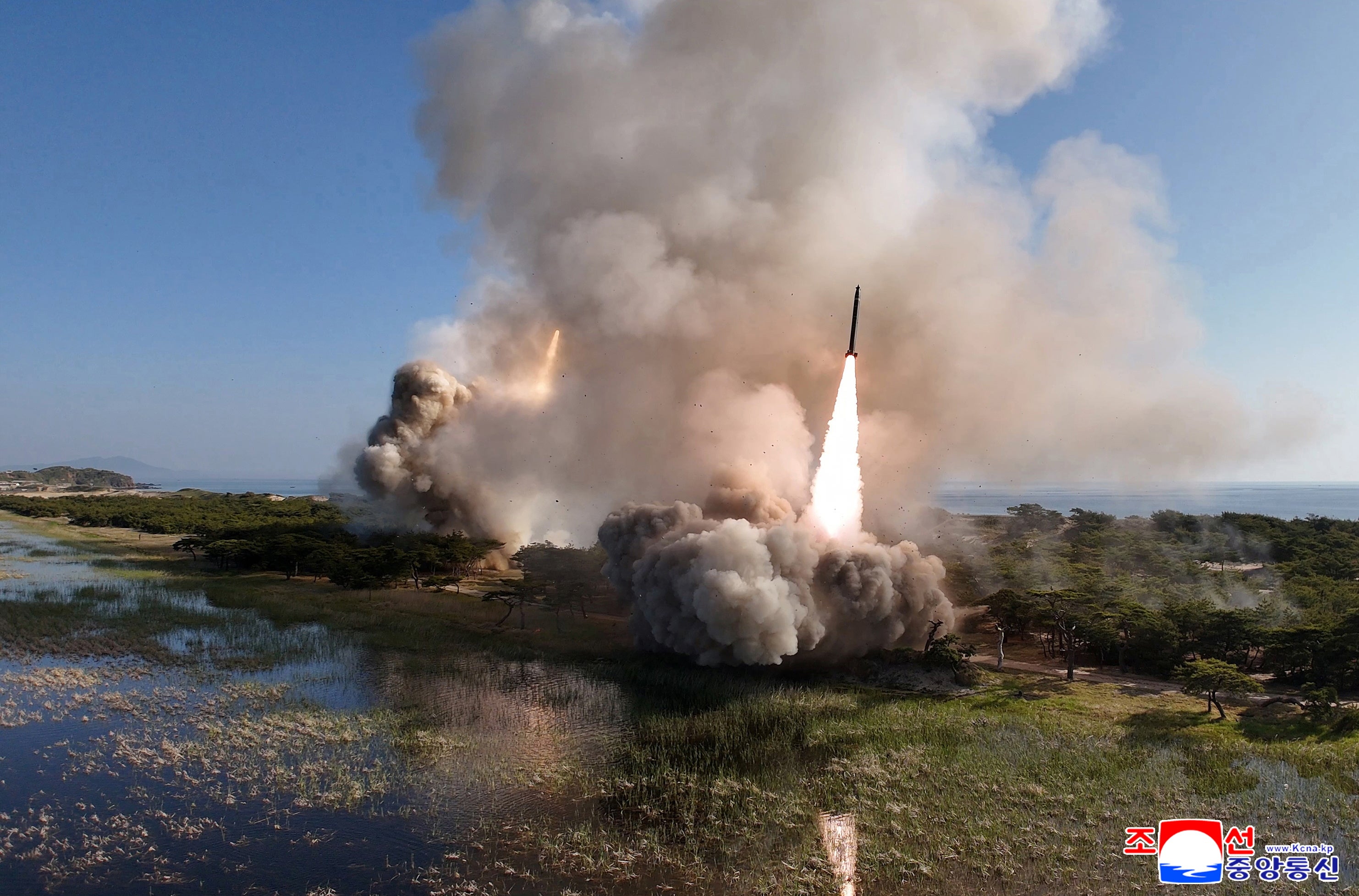 Şimali Koreya iki yeni hipersəs raketini sınaqdan keçirib