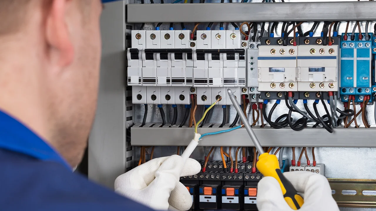 “Azercell”in əməkdaşını iş başında elektrik cərəyanı vurdu, vəziyyəti ağırdır