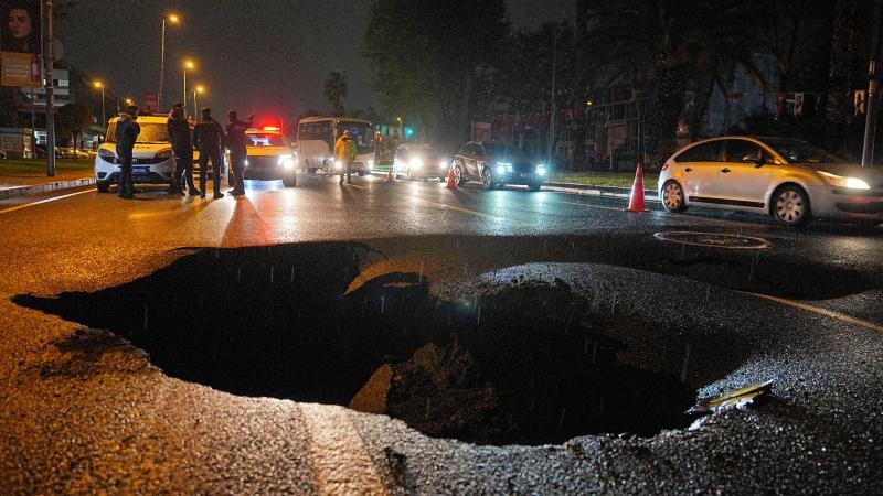 Türkiyədə güclü  leysandan sonra yol çöküb - Şəkil 1
