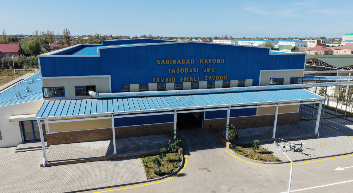 Prezident Sabirabadda pambıq emalı zavodunun fəaliyyəti ilə tanış olub - Şəkil 8