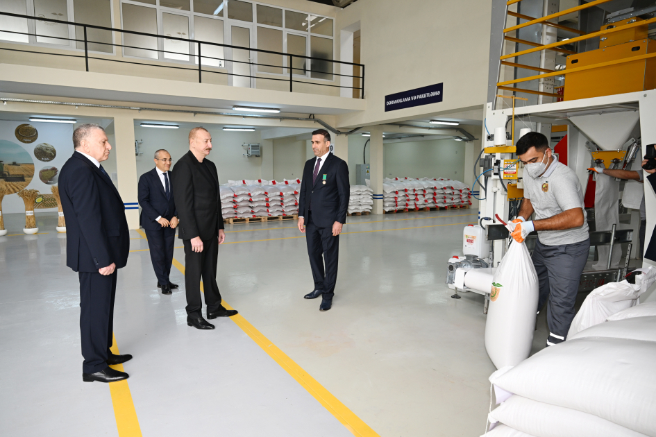 Prezident Sabirabad Sənaye Məhəlləsində toxum istehsalı müəssisəsinin fəaliyyəti ilə tanış olub - Şəkil 10