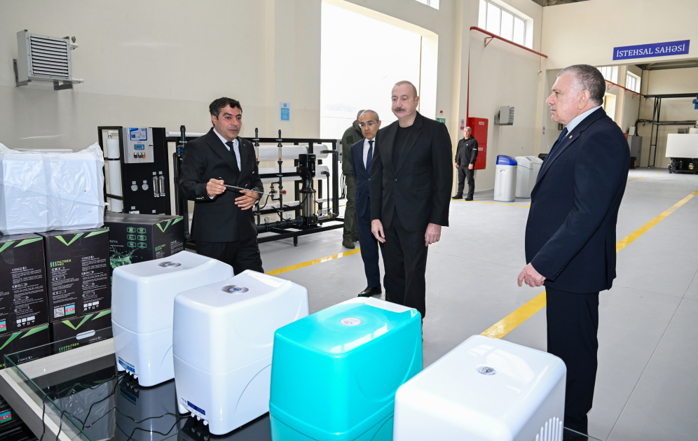 Prezident Sabirabadda su filtrlərinin istehsalı müəssisəsinin fəaliyyəti ilə tanış olub - Şəkil 4