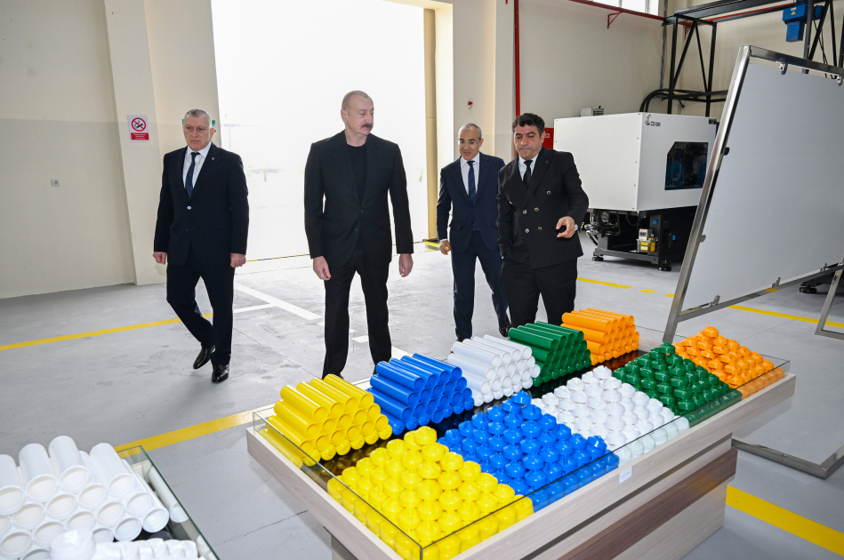Prezident Sabirabadda su filtrlərinin istehsalı müəssisəsinin fəaliyyəti ilə tanış olub - Şəkil 10