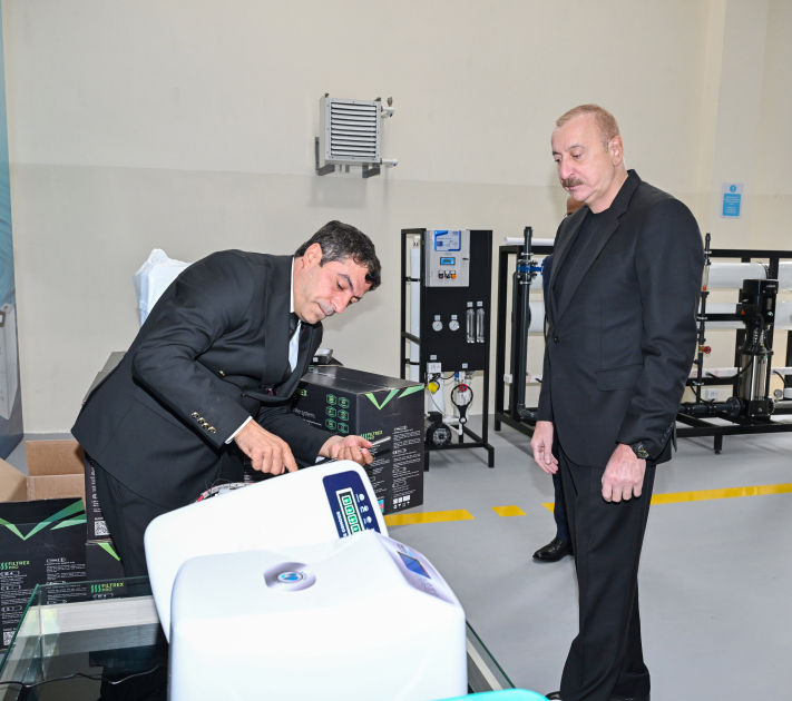 Prezident Sabirabadda su filtrlərinin istehsalı müəssisəsinin fəaliyyəti ilə tanış olub - Şəkil 14