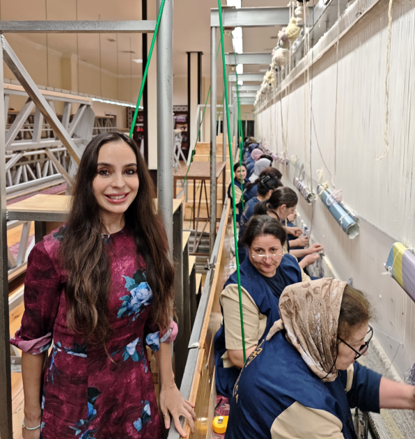 Leyla Əliyeva Şuşa məscidi üçün hazırlanan dünya xalçaçılıq tarixinin ən böyük dairəvi xalçası ilə tanış olub