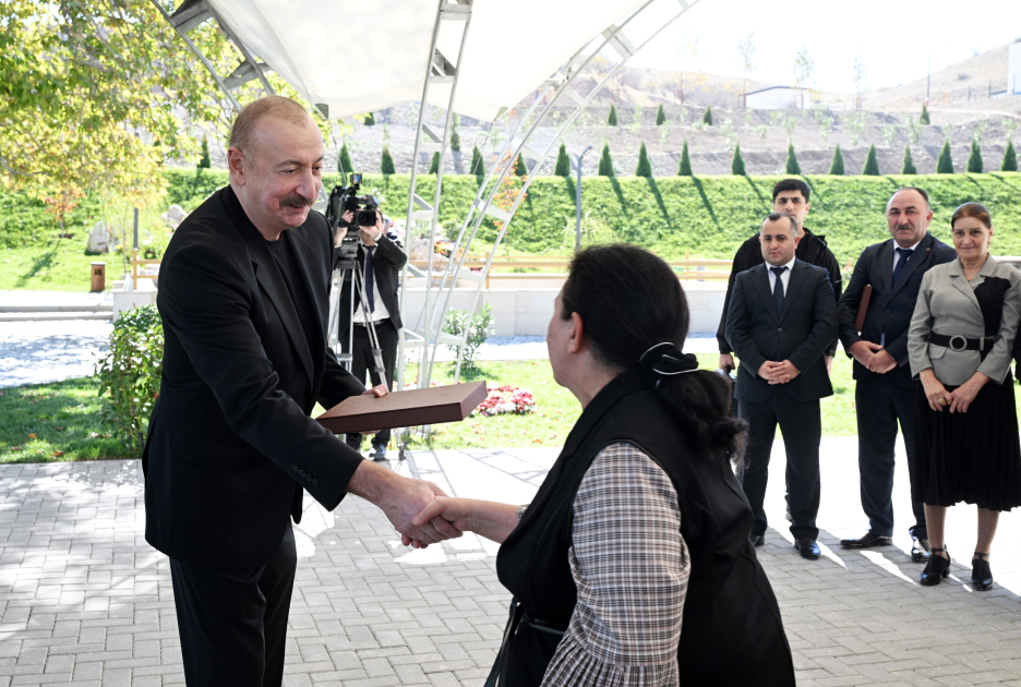 İlham Əliyev Cəbrayıl rayonunun Horovlu kəndinin sakinlərinə mənzillərin açarlarını təqdim edib  - Şəkil 7