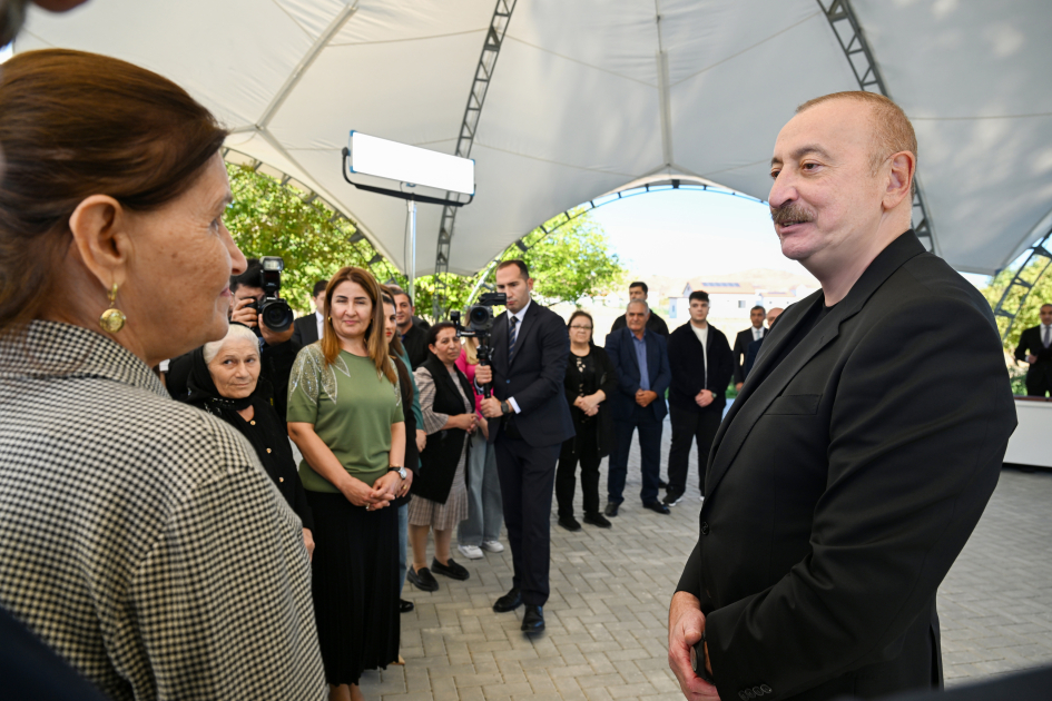 İlham Əliyev Cəbrayıl rayonunun Horovlu kəndinin sakinlərinə mənzillərin açarlarını təqdim edib  - Şəkil 8