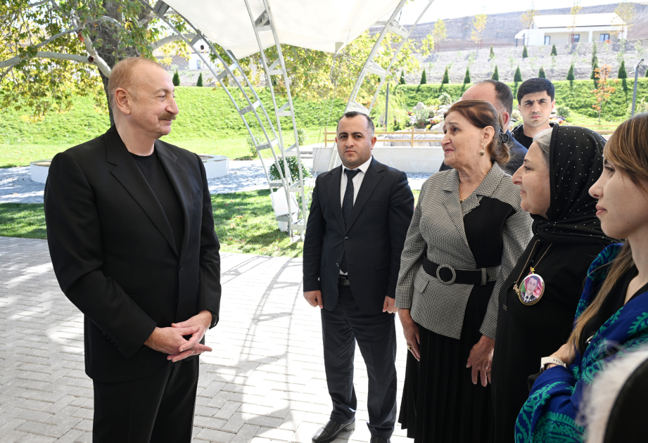 İlham Əliyev Cəbrayıl rayonunun Horovlu kəndinin sakinlərinə mənzillərin açarlarını təqdim edib  - Şəkil 9