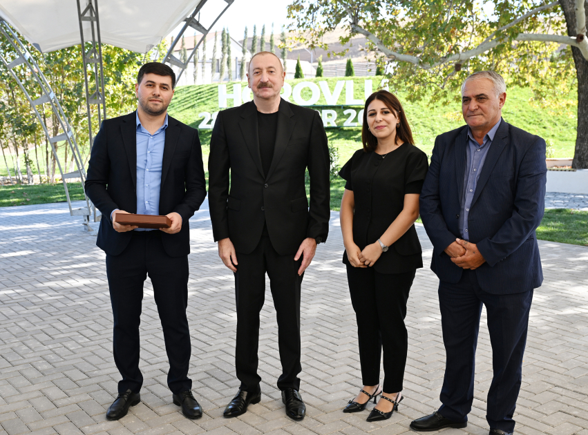 İlham Əliyev Cəbrayıl rayonunun Horovlu kəndinin sakinlərinə mənzillərin açarlarını təqdim edib  - Şəkil 10