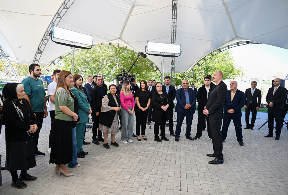 İlham Əliyev Cəbrayıl rayonunun Horovlu kəndinin sakinlərinə mənzillərin açarlarını təqdim edib - YENİLƏNİB - Şəkil 12