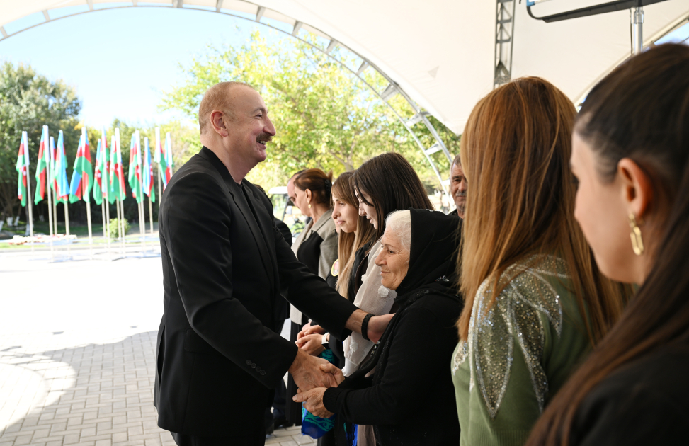 İlham Əliyev Cəbrayıl rayonunun Horovlu kəndinin sakinlərinə mənzillərin açarlarını təqdim edib - YENİLƏNİB - Şəkil 13