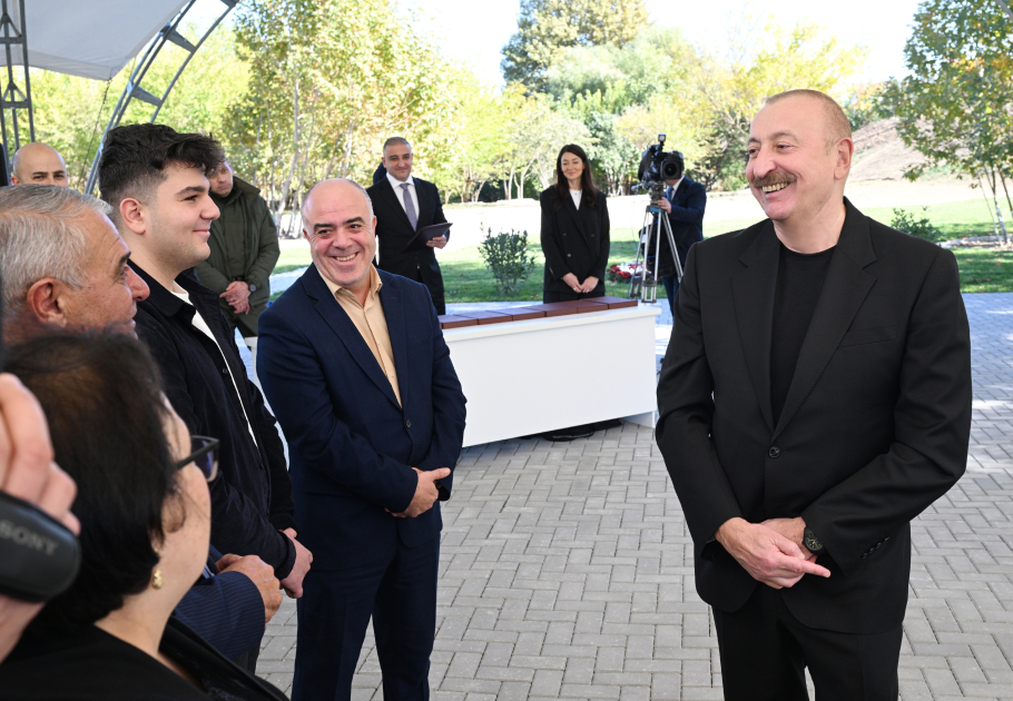 İlham Əliyev Cəbrayıl rayonunun Horovlu kəndinin sakinlərinə mənzillərin açarlarını təqdim edib  - Şəkil 14