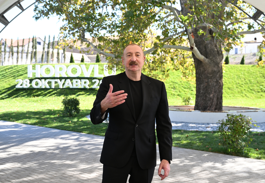 İlham Əliyev Cəbrayıl rayonunun Horovlu kəndinin sakinlərinə mənzillərin açarlarını təqdim edib  - Şəkil 4