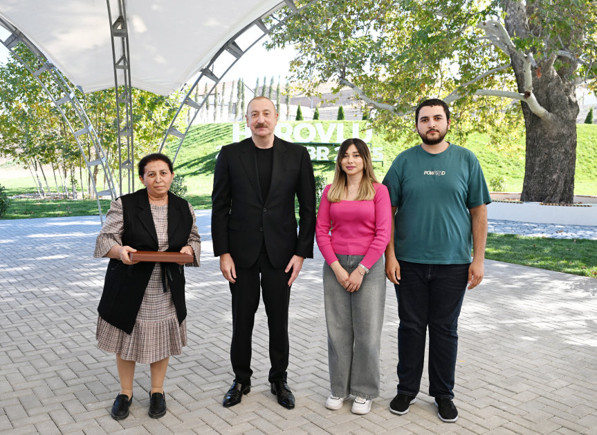 İlham Əliyev Cəbrayıl rayonunun Horovlu kəndinin sakinlərinə mənzillərin açarlarını təqdim edib  - Şəkil 15