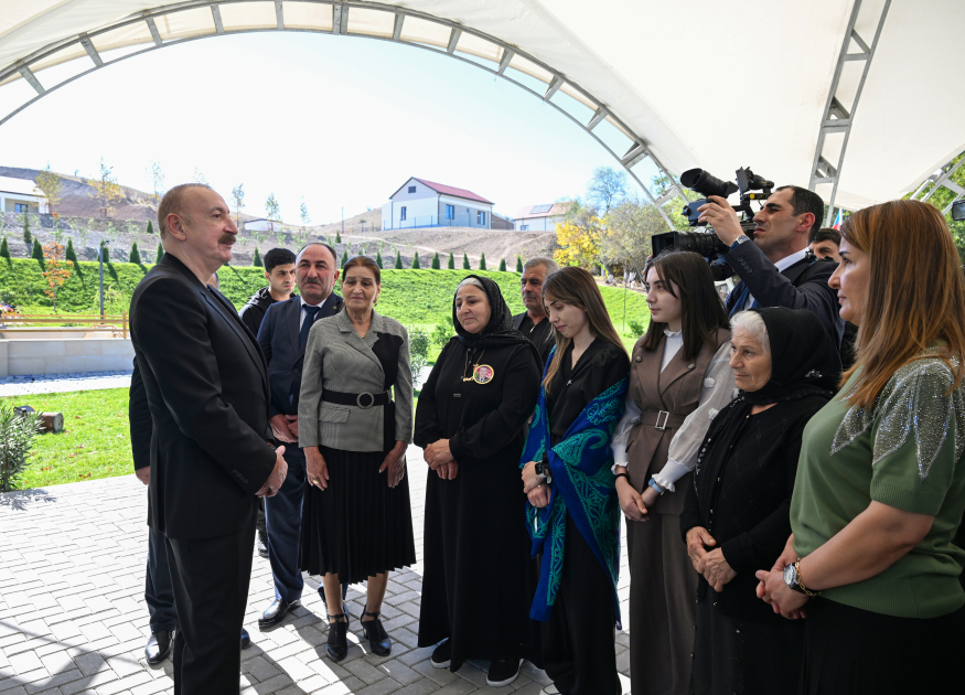 İlham Əliyev Cəbrayıl rayonunun Horovlu kəndinin sakinlərinə mənzillərin açarlarını təqdim edib  - Şəkil 16