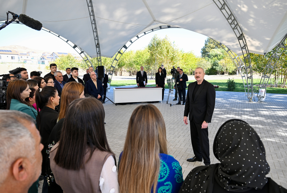 İlham Əliyev Cəbrayıl rayonunun Horovlu kəndinin sakinlərinə mənzillərin açarlarını təqdim edib  - Şəkil 17