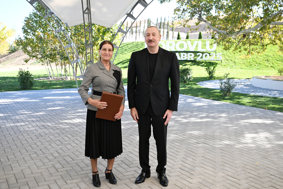 İlham Əliyev Cəbrayıl rayonunun Horovlu kəndinin sakinlərinə mənzillərin açarlarını təqdim edib - YENİLƏNİB - Şəkil 18