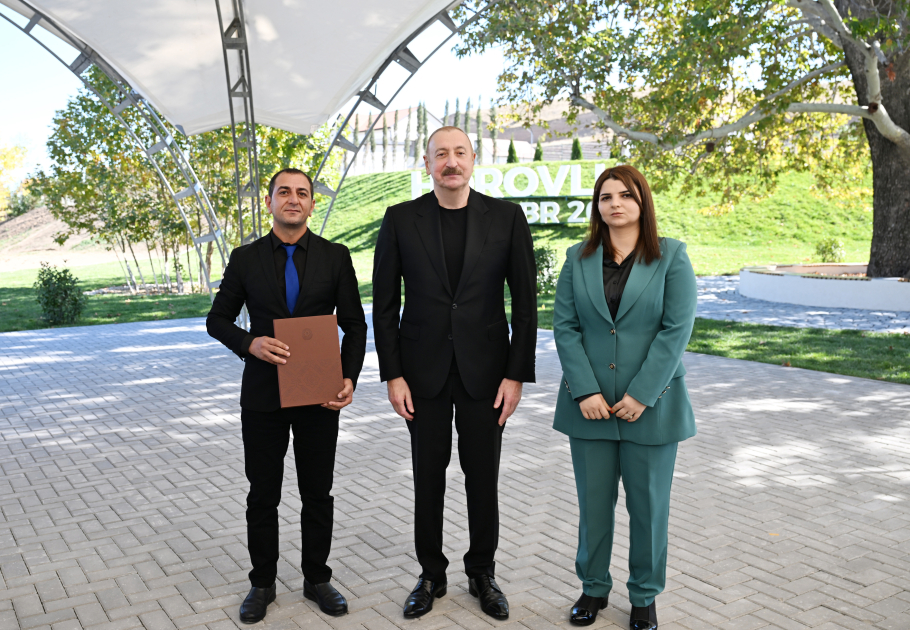 İlham Əliyev Cəbrayıl rayonunun Horovlu kəndinin sakinlərinə mənzillərin açarlarını təqdim edib  - Şəkil 19