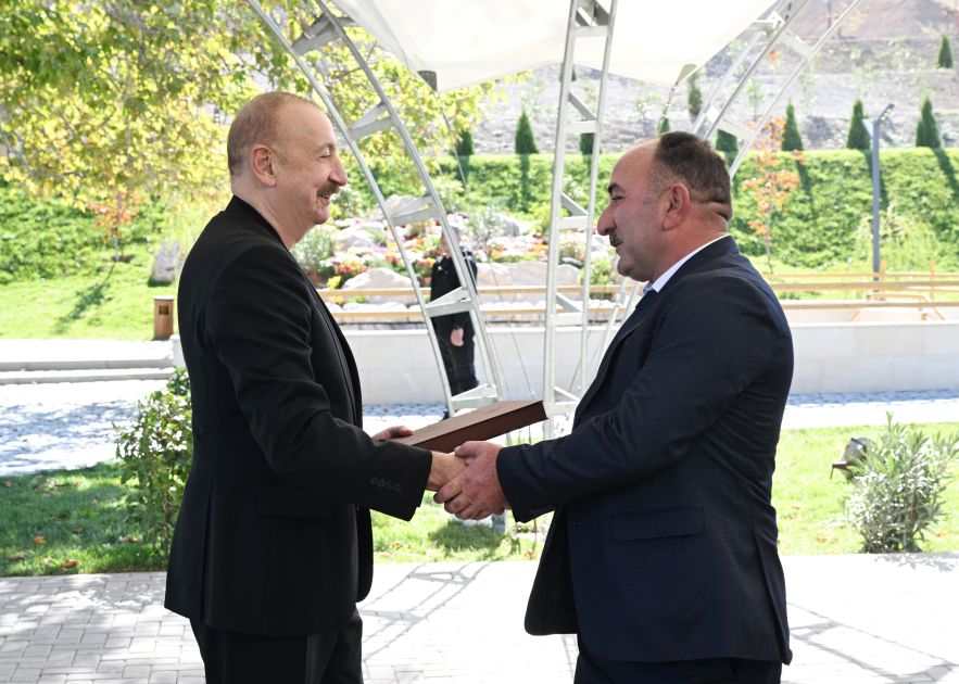 İlham Əliyev Cəbrayıl rayonunun Horovlu kəndinin sakinlərinə mənzillərin açarlarını təqdim edib - YENİLƏNİB - Şəkil 20