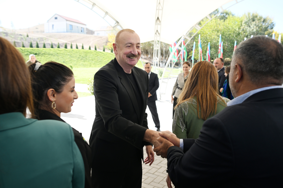 İlham Əliyev Cəbrayıl rayonunun Horovlu kəndinin sakinlərinə mənzillərin açarlarını təqdim edib  - Şəkil 21