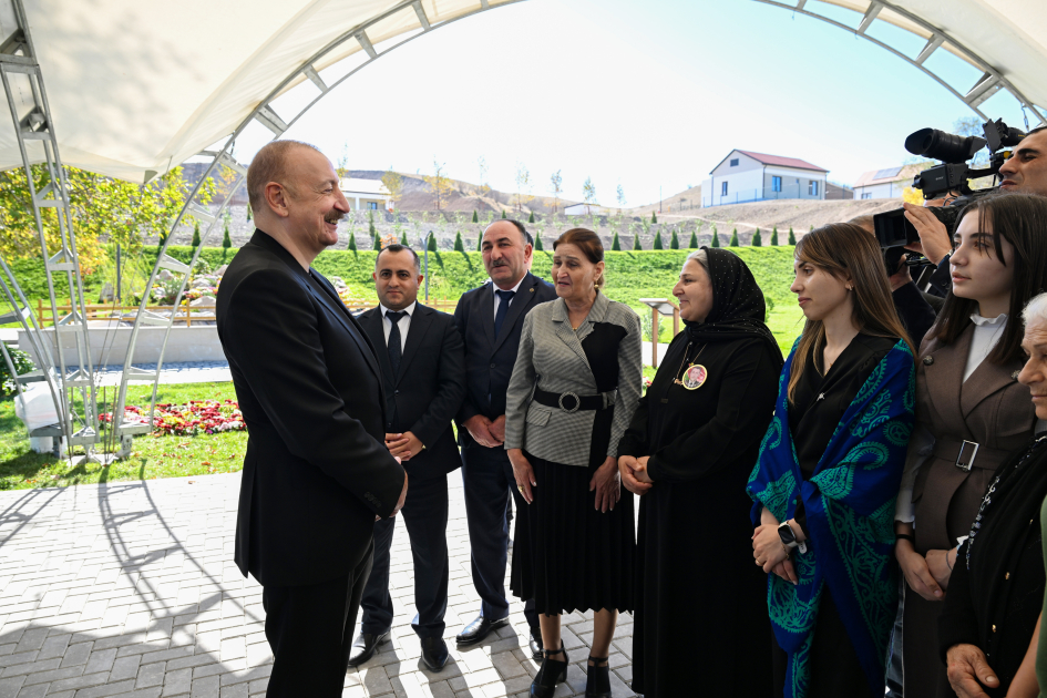 İlham Əliyev Cəbrayıl rayonunun Horovlu kəndinin sakinlərinə mənzillərin açarlarını təqdim edib  - Şəkil 22