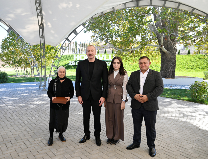 İlham Əliyev Cəbrayıl rayonunun Horovlu kəndinin sakinlərinə mənzillərin açarlarını təqdim edib  - Şəkil 23