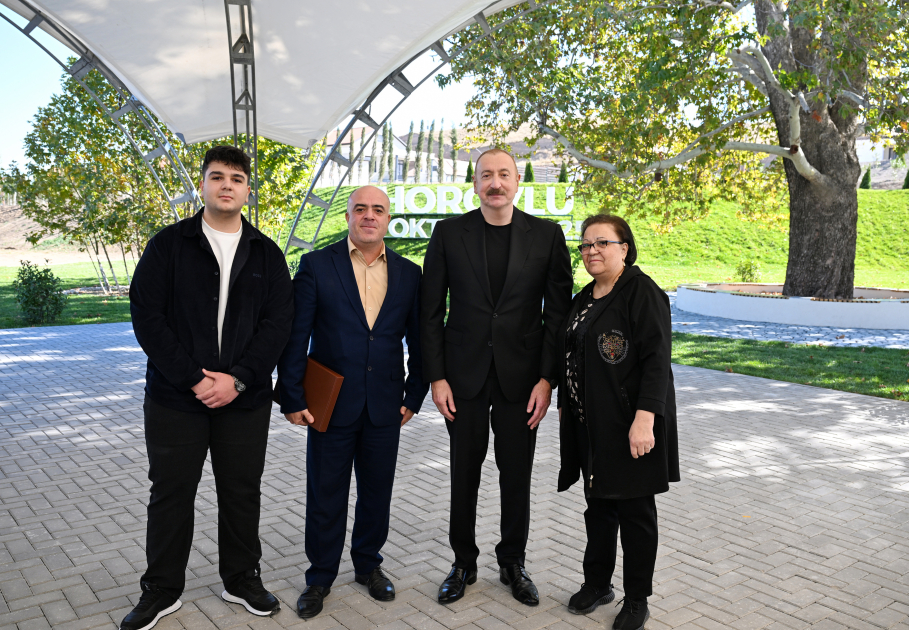 İlham Əliyev Cəbrayıl rayonunun Horovlu kəndinin sakinlərinə mənzillərin açarlarını təqdim edib  - Şəkil 24