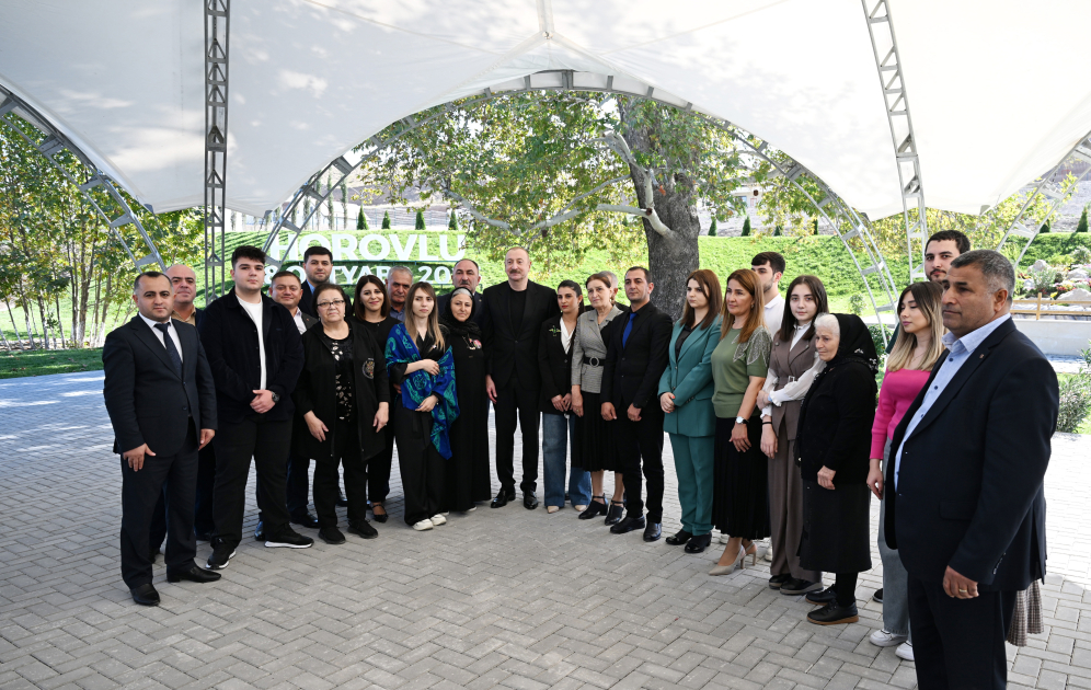 İlham Əliyev Cəbrayıl rayonunun Horovlu kəndinin sakinlərinə mənzillərin açarlarını təqdim edib - YENİLƏNİB - Şəkil 30