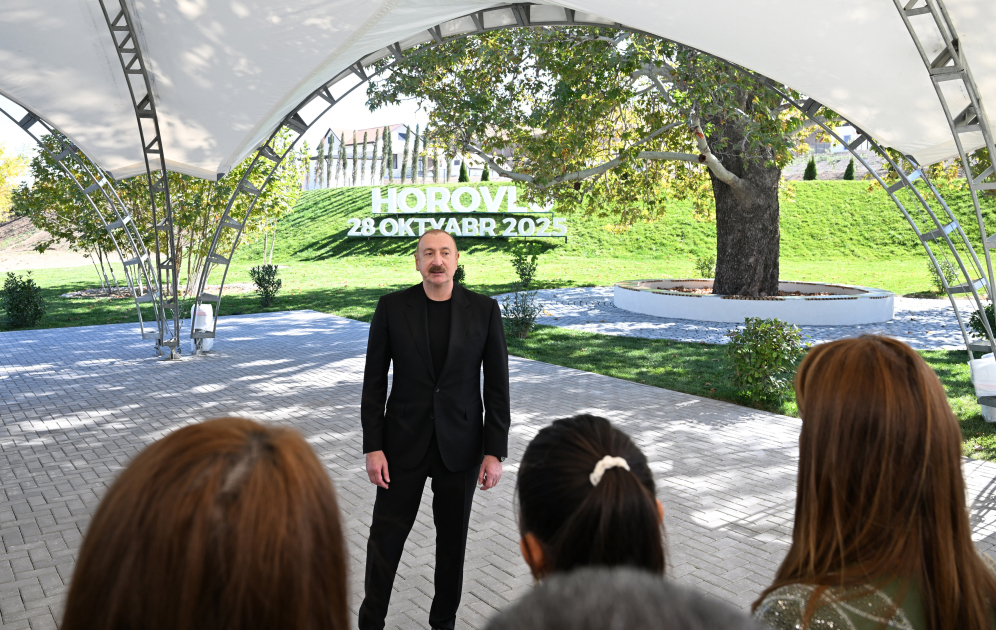 İlham Əliyev Cəbrayıl rayonunun Horovlu kəndinin sakinlərinə mənzillərin açarlarını təqdim edib - YENİLƏNİB - Şəkil 25