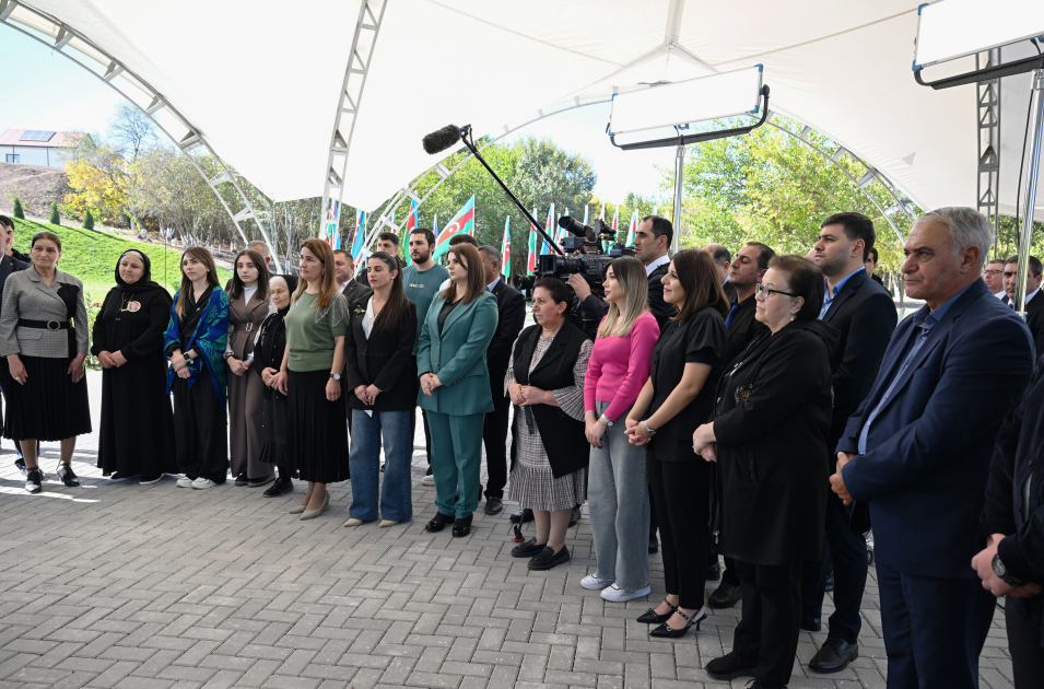 İlham Əliyev Cəbrayıl rayonunun Horovlu kəndinin sakinlərinə mənzillərin açarlarını təqdim edib  - Şəkil 29