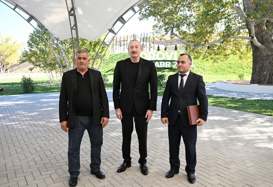 İlham Əliyev Cəbrayıl rayonunun Horovlu kəndinin sakinlərinə mənzillərin açarlarını təqdim edib  - Şəkil 26