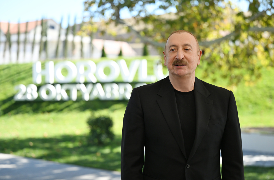 İlham Əliyev Cəbrayıl rayonunun Horovlu kəndinin sakinlərinə mənzillərin açarlarını təqdim edib  - Şəkil 6