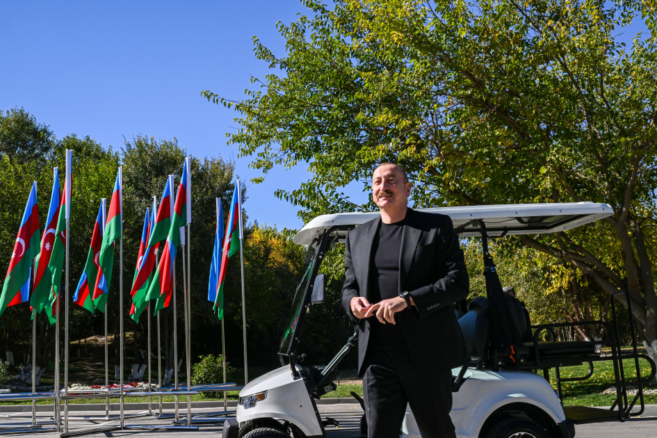 İlham Əliyev Cəbrayıl rayonunun Horovlu kəndinin sakinlərinə mənzillərin açarlarını təqdim edib  - Şəkil 3