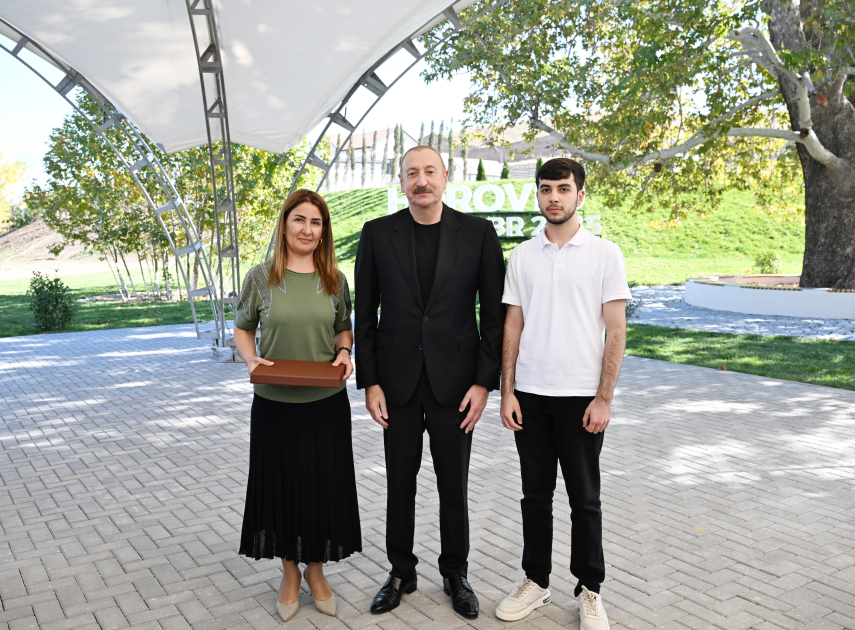 İlham Əliyev Cəbrayıl rayonunun Horovlu kəndinin sakinlərinə mənzillərin açarlarını təqdim edib  - Şəkil 27