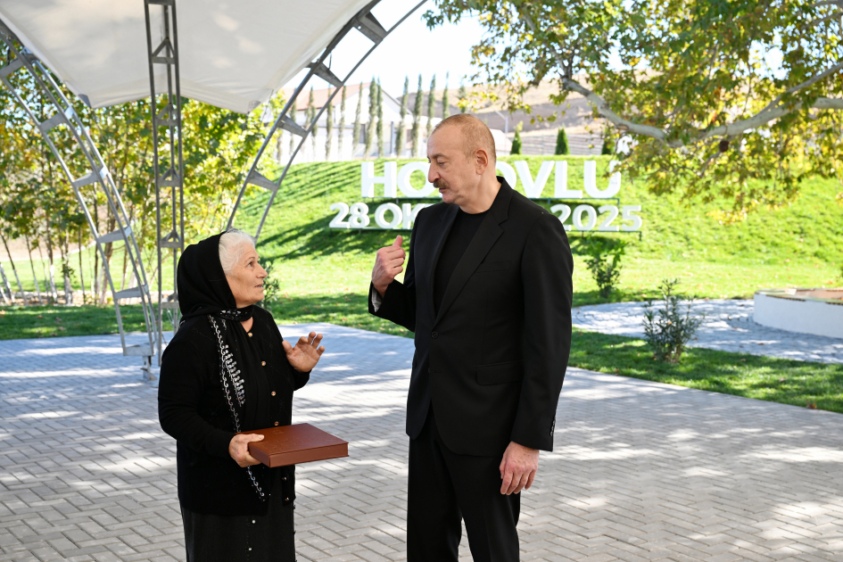 İlham Əliyev Cəbrayıl rayonunun Horovlu kəndinin sakinlərinə mənzillərin açarlarını təqdim edib  - Şəkil 28