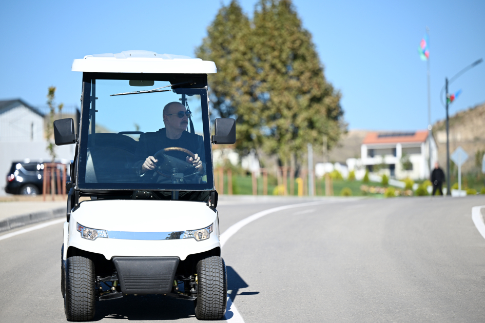 İlham Əliyev Cəbrayıl rayonunun Horovlu kəndinin sakinlərinə mənzillərin açarlarını təqdim edib - YENİLƏNİB - Şəkil 2