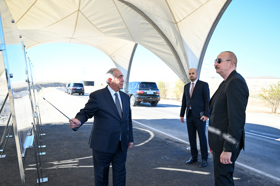 İlham Əliyev Cəbrayıl rayonunda “Şəfəq” Günəş Elektrik Stansiyasına gedən avtomobil yolunun açılışında iştirak edib - Şəkil 1