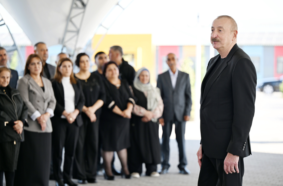 İlham Əliyev Zəngilanın Məmmədbəyli və Ağalı kəndlərinin sakinlərinə mənzillərin açarlarını təqdim edib - YENİLƏNİB - Şəkil 1